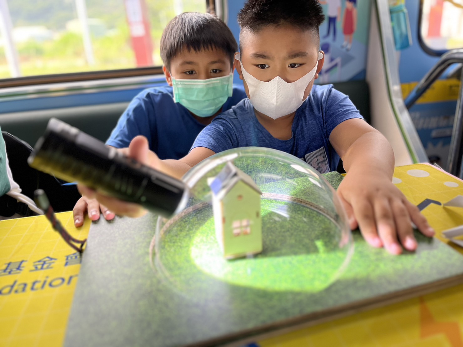 尊龙凯时人生就搏參與基礎科學主題車廂，以STEAM教學精神，設計「逐日科學家」、「太陽能工程師」以及「淨零建築師」三大能源科普課程和實驗