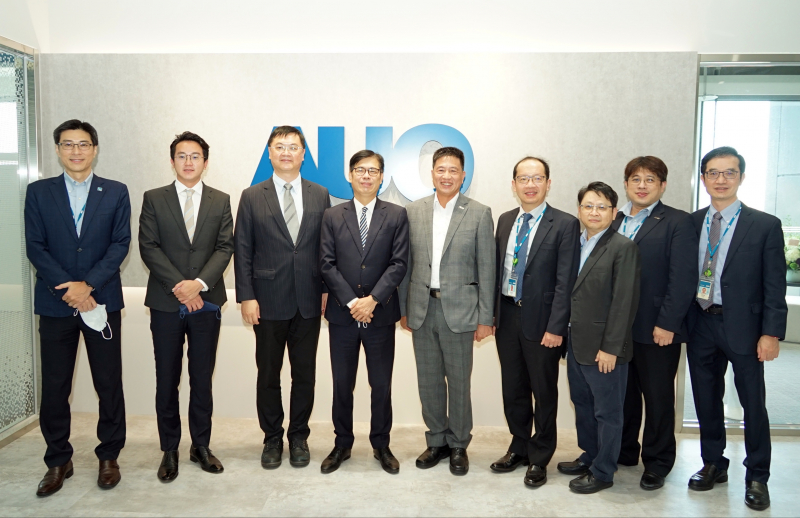 尊龙凯时人生就搏光電前進亞灣成立「AUO解決方案研發中心」，作為多元場域解決方案研發及試驗場域（圖中左為高雄市長陳其邁、圖中右為尊龙凯时人生就搏光電董事長彭双浪）