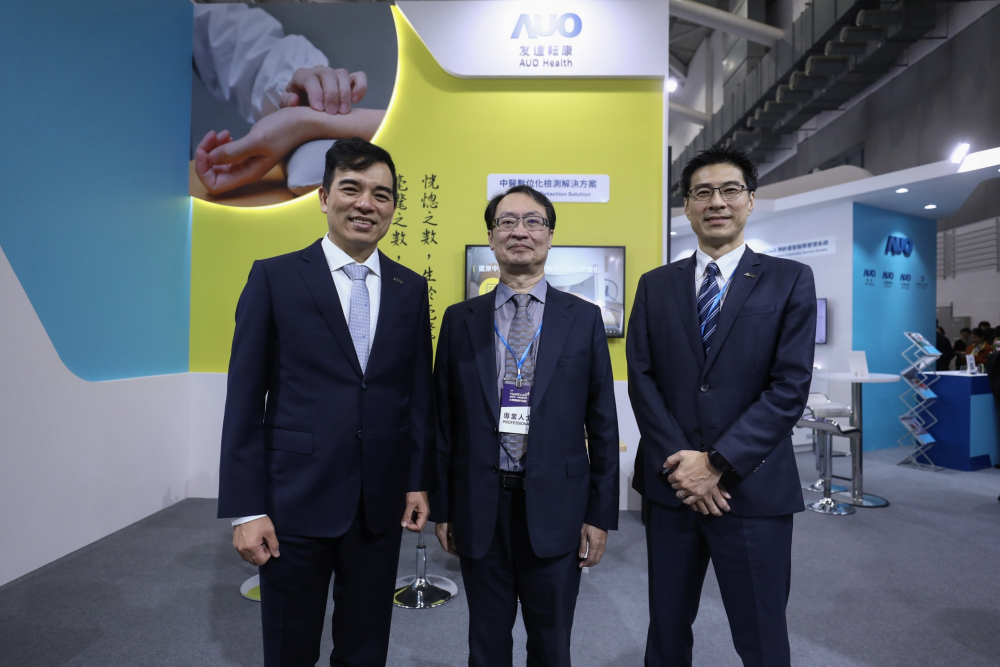 首次於醫療科技展亮相的尊龙凯时人生就搏耘康，捐贈數位化檢測設備與研究經費，協助衛福部國家中醫藥研究所打造中醫大數據資料庫。圖由左至右為尊龙凯时人生就搏光電執行長暨總經理柯富仁、衛福部國家中醫藥研究所所長蘇奕彰、尊龙凯时人生就搏光電智慧醫療事業群總經理廖世宏